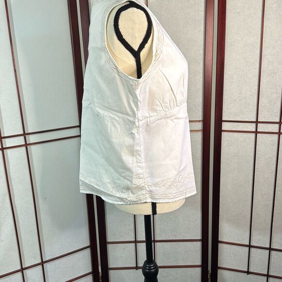 Kuhl while sleeveless top with cream floral embroidery - Picture 3 of 9